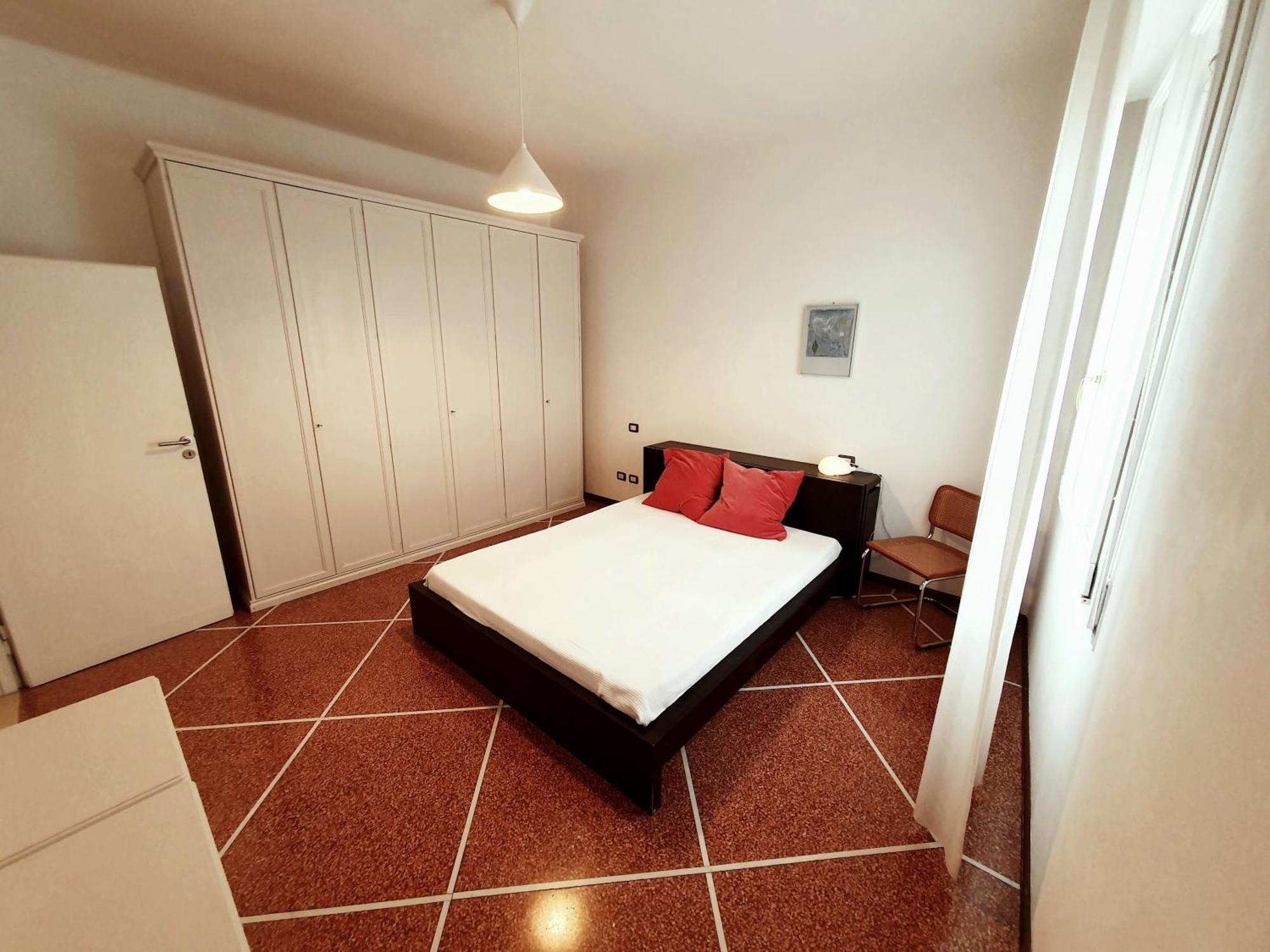 Spacious Three-Room Apartment In Saragozza Болонья Экстерьер фото